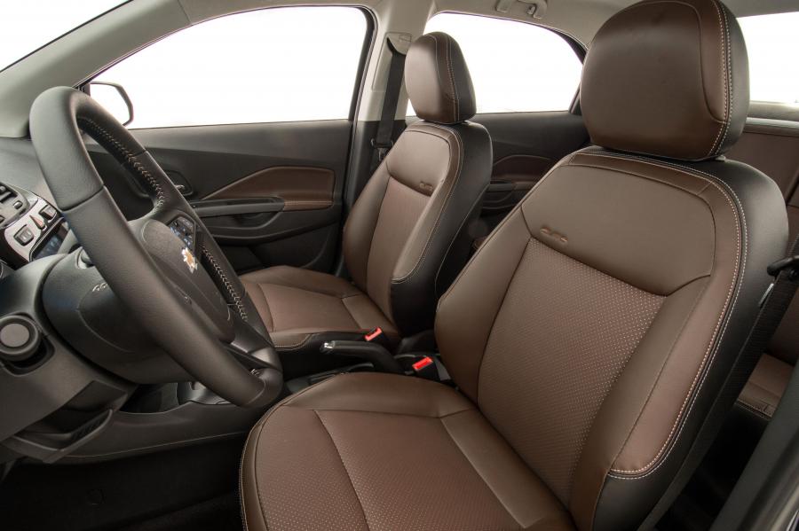 Интерьер Chevrolet Cobalt Elite 2016 года  (фото 16 из 31)